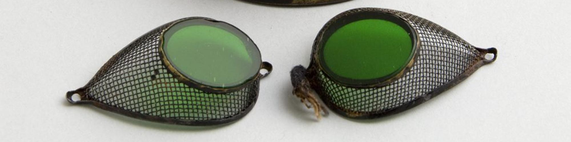 Image of tin and snow goggles