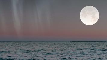 Image of a full moon of the ocean.